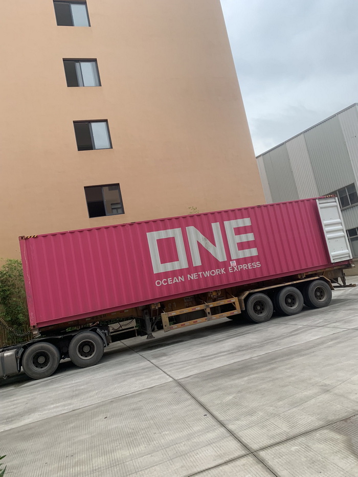 Conteneur rose de ONE, chargeant des couches pour adultes