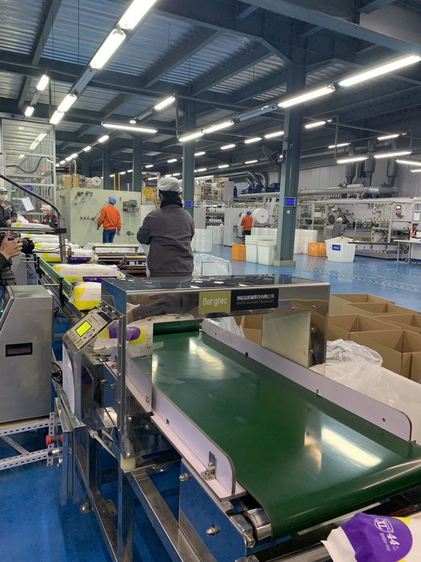 production en série de couches pour bébés et de culottes d'apprentissage
